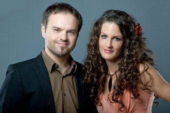 Carla Sing mit Blume im Haar und Andreas Krahn in legerer Abendbekleidung